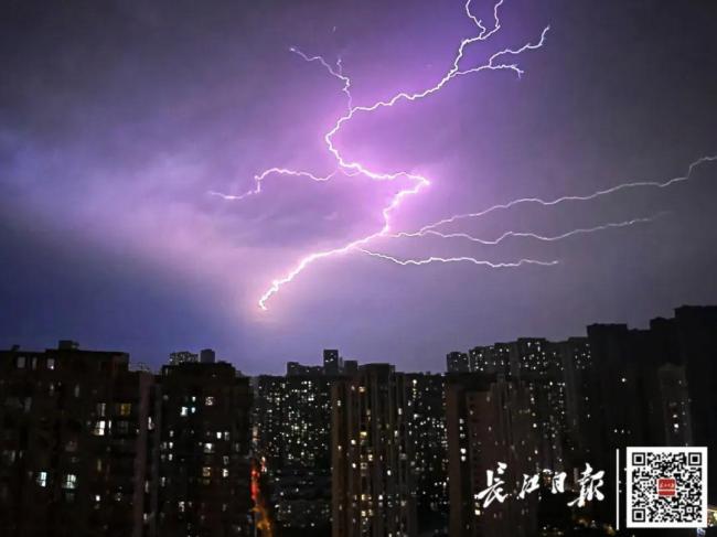 武汉上空出现雨幡奇观 航拍视角展现壮观景象