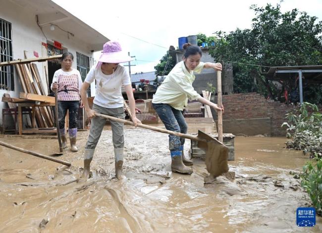 广西多地遭遇洪水各方救援 积极抢险救灾