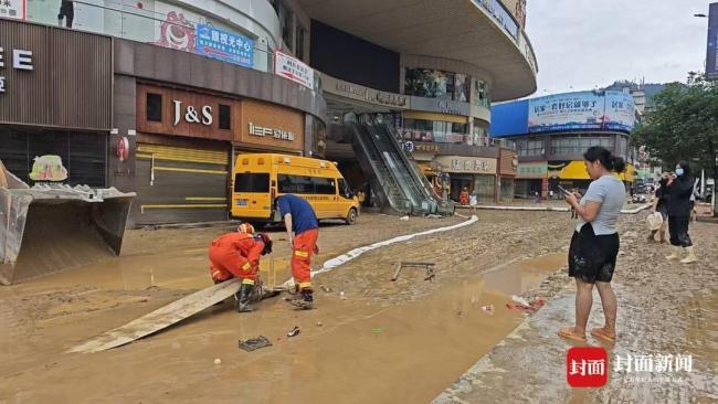 贵州榕江争分夺秒清淤重建家园