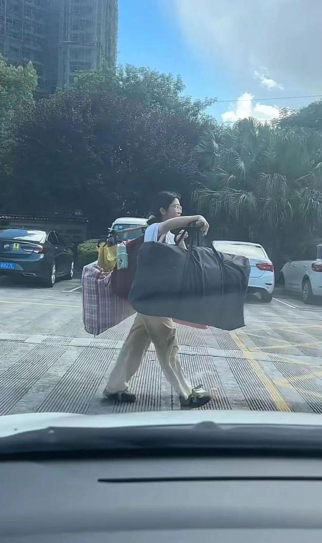高考结束挑行李回家的女生发声