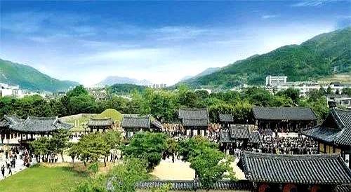 金文洙参拜麦克阿瑟铜像 红袍祭祖引热议