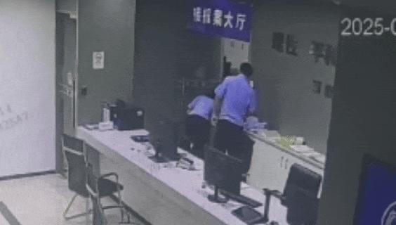 带娃送单的外卖员摔倒 接下来一幕暖哭 路人与民警齐伸援手