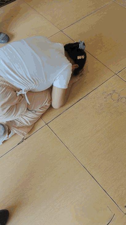 女孩高考后才知爷爷去世跪遗像前痛哭