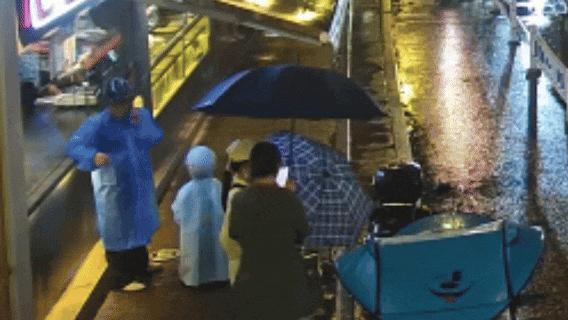 带娃送单的外卖员摔倒 接下来一幕暖哭