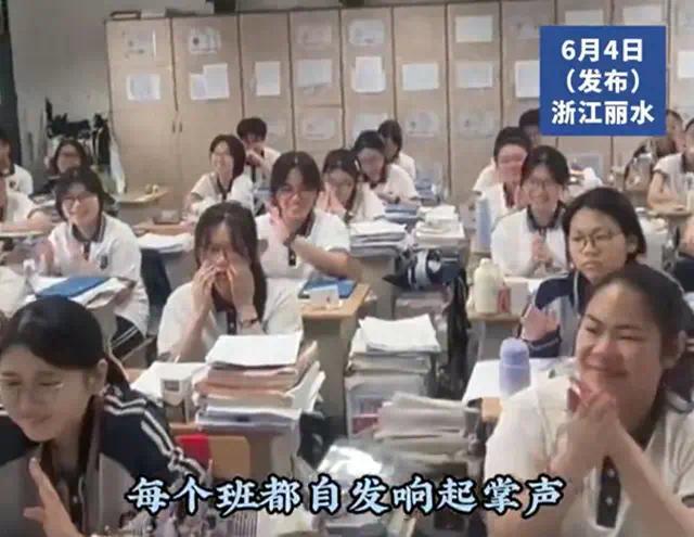 高三老师把英语听力换成《一路生花》：笑着笑着就哭了！