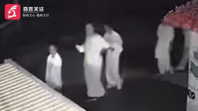 官方谈多人凌晨白衣列队行走 辟谷活动引关注