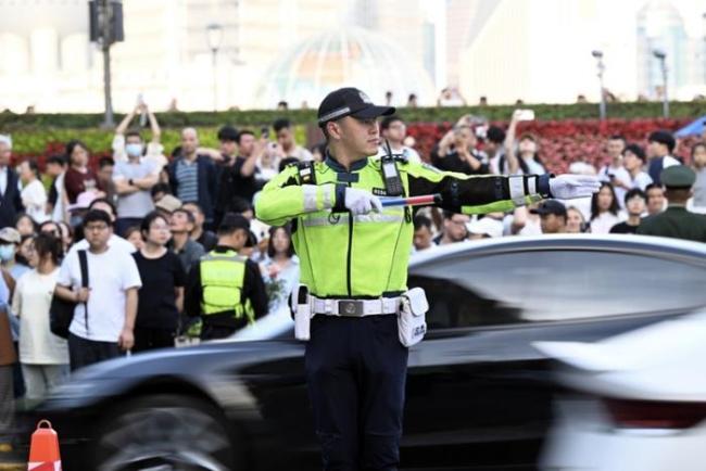 交警暖心开导街头痛哭男孩 温情一幕感动网友