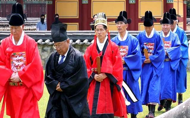 金文洙参拜麦克阿瑟铜像 红袍祭祖引热议
