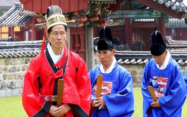 金文洙参拜麦克阿瑟铜像 红袍祭祖引热议
