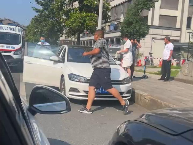 驾驶员昏迷小伙砸窗救人后默默离开 挺身而出暖人心