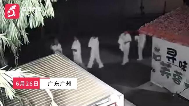 官方谈多人凌晨白衣列队行走