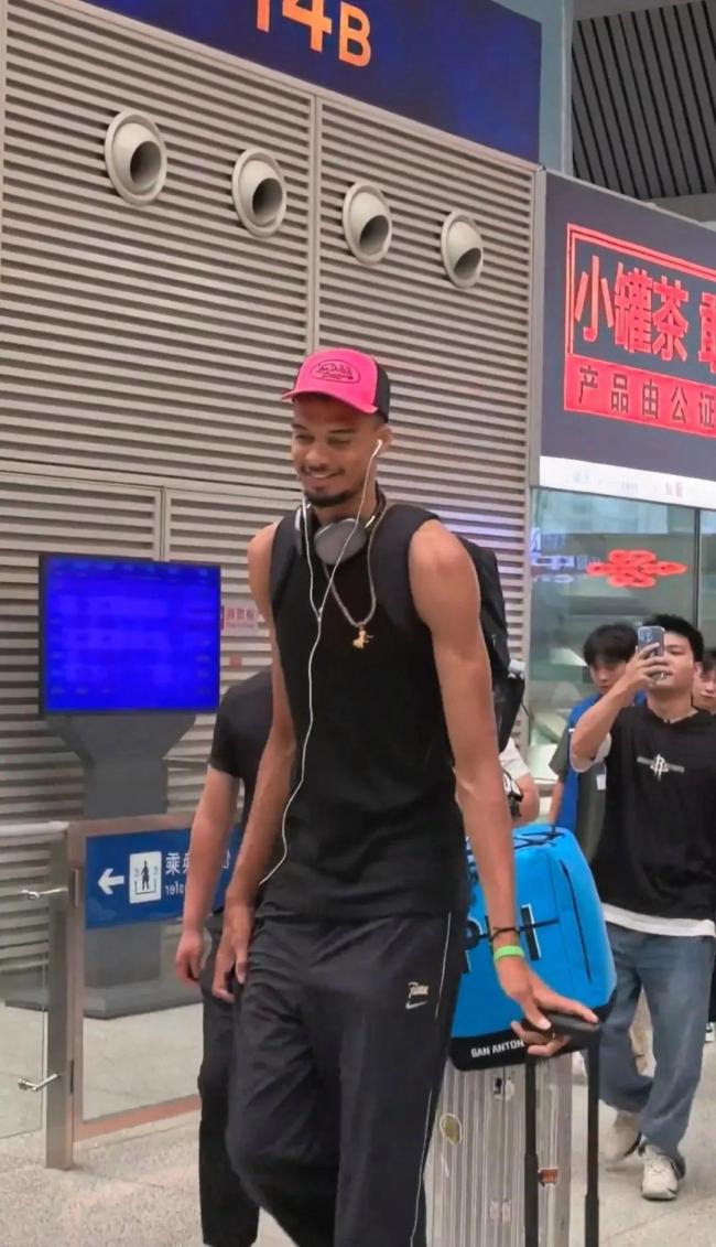 网友高铁站偶遇文班亚马称太幸运