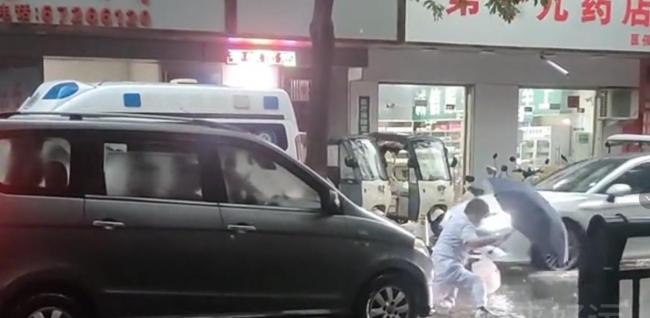 医生被车撞倒第一反应是检查化验标本！