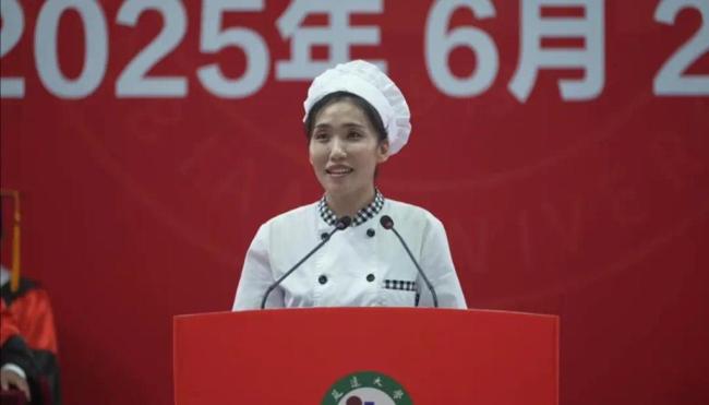 毕业典礼上食堂阿姨暖心叮嘱