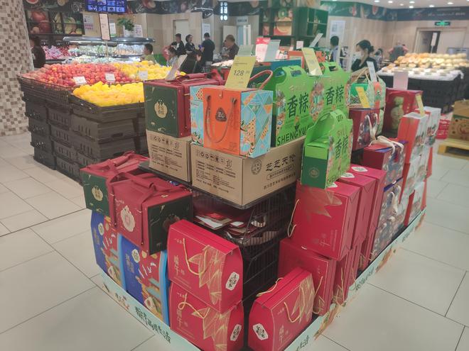端午粽市火热，辣条粽、养生粽等新奇产品走红，有商超粽子单价低至1元