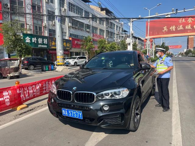 宁陵交警持续开展“一盔一带”“礼让斑马线”主题公益宣传活