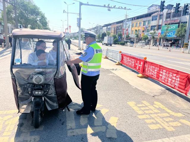 宁陵交警持续开展“一盔一带”“礼让斑马线”主题公益宣传活
