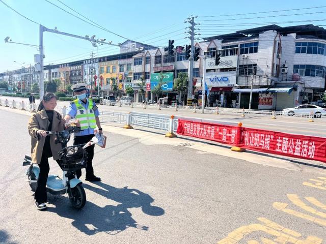 宁陵交警持续开展“一盔一带”“礼让斑马线”主题公益宣传活