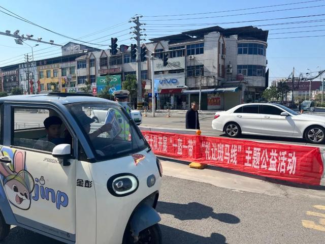 宁陵交警持续开展“一盔一带”“礼让斑马线”主题公益宣传活