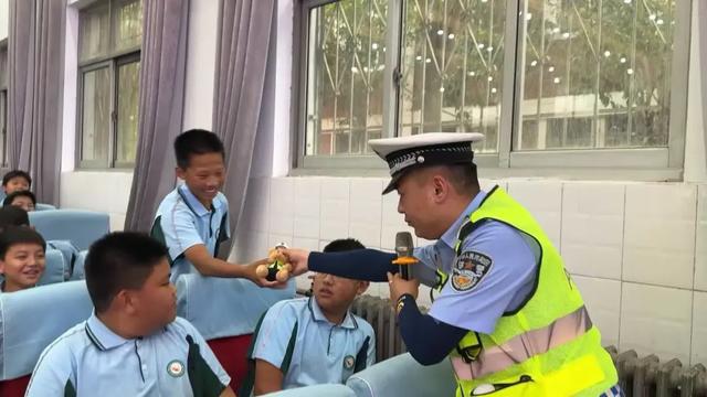 拒绝飙车炸街 交通安全进校园