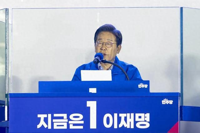 李在明出身贫寒:贪赌的爸 拮据的家