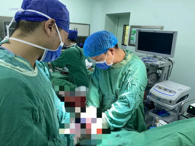 15岁少年车祸大出血，多处损伤命悬一线！
