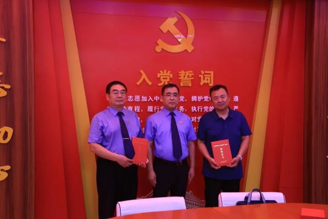 南乐县检察院离退休干部党支部举行荣誉颁发仪式