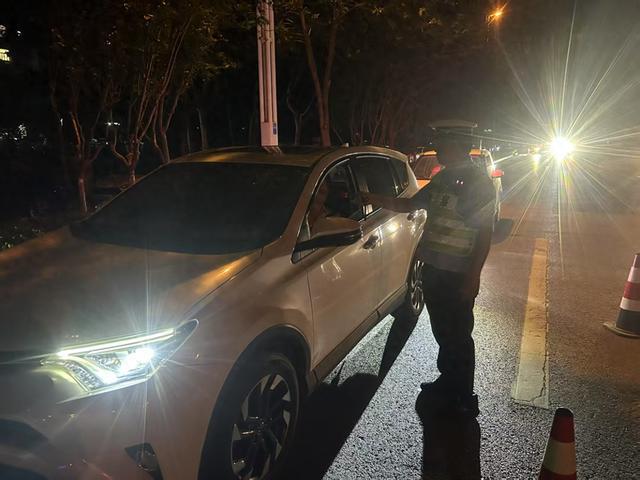 商丘交警二大队夜查酒驾飙车炸街，为高考学子筑牢“静音墙”