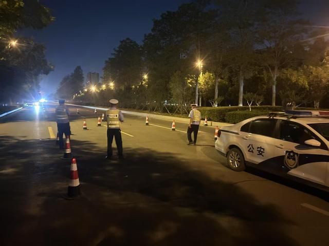 商丘交警二大队夜查酒驾飙车炸街，为高考学子筑牢“静音墙”