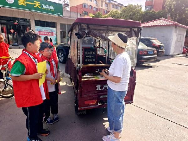 济源：沁园路小学开展“文明交通 安全出行” 宣传服务活动