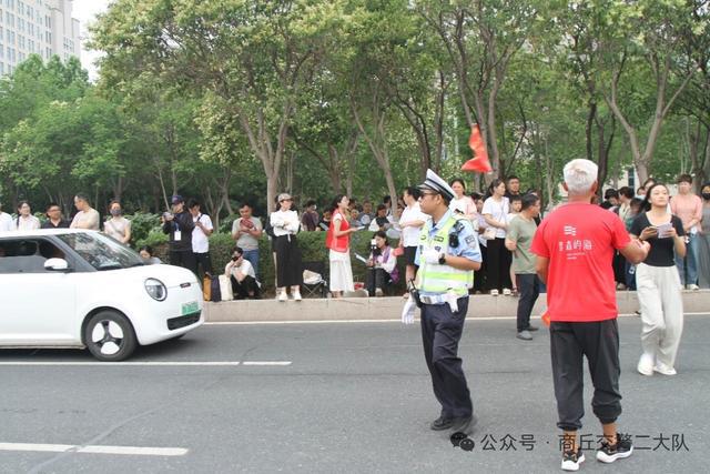 商丘交警二大队全力守护高考学子青春逐梦路