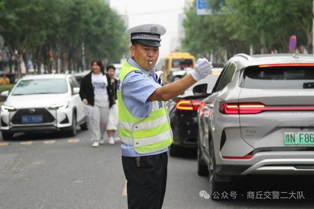 商丘交警二大队全力守护高考学子青春逐梦路