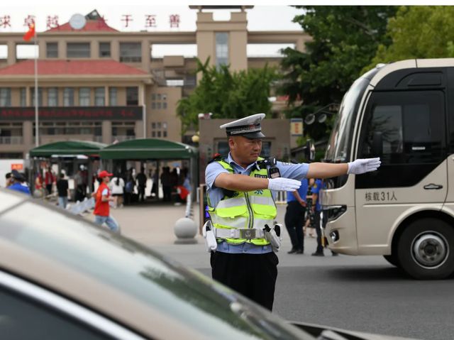 交警为你护航！今年高考 郑州交警共为37名考生提供帮助