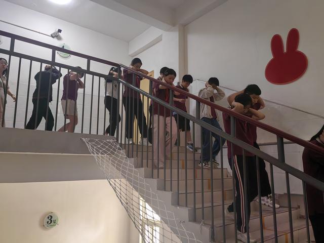 郑州大学实验小学：防踩踏“实战课”，筑牢平安“防护墙”