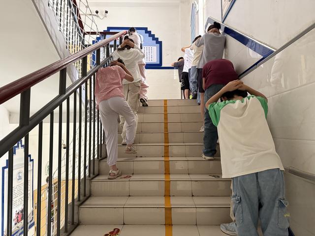 郑州大学实验小学：防踩踏“实战课”，筑牢平安“防护墙”