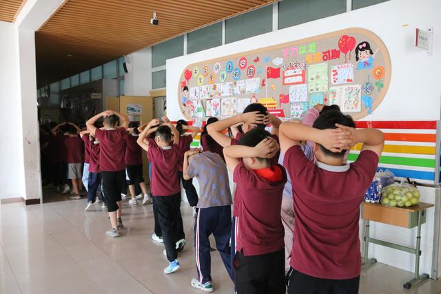 郑州大学实验小学：防踩踏“实战课”，筑牢平安“防护墙”
