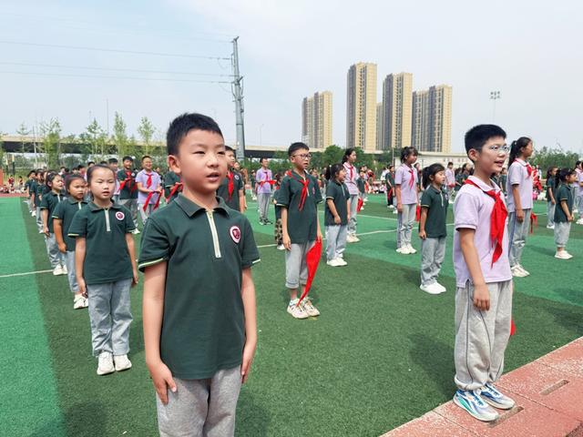 郑州市树人外国语学校附属小学举行一年级新队员入队活动