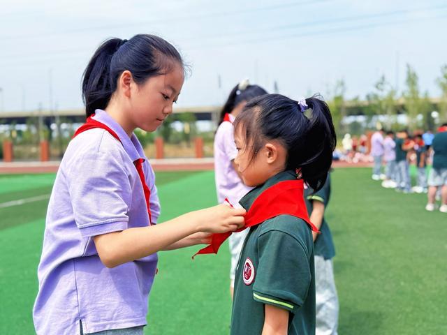郑州市树人外国语学校附属小学举行一年级新队员入队活动