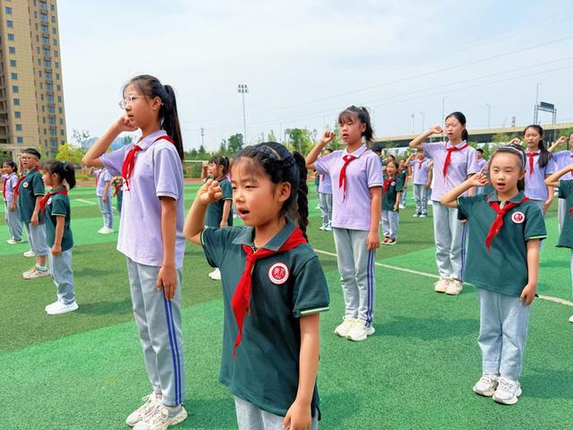 郑州市树人外国语学校附属小学举行一年级新队员入队活动