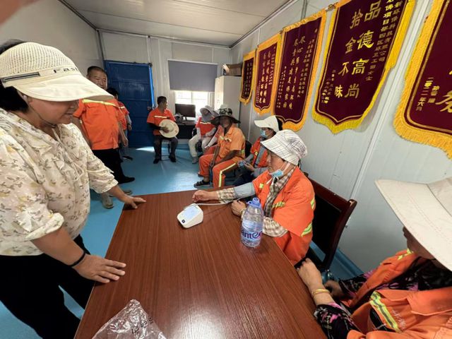 绿豆汤沁心 血压计护安—— 关爱一线养护工人