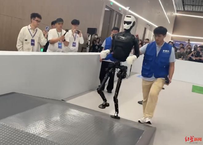 跑步、打拳、叠衣服……人形机器人热衷比赛，为哪般？｜机器人商业新纪元