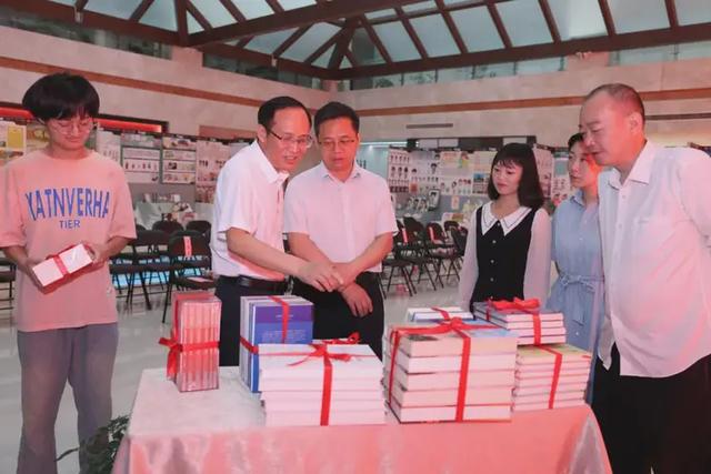 黄河科技学院向河南教育史志库捐赠史志年鉴