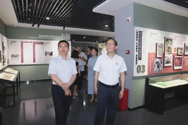 黄河科技学院向河南教育史志库捐赠史志年鉴