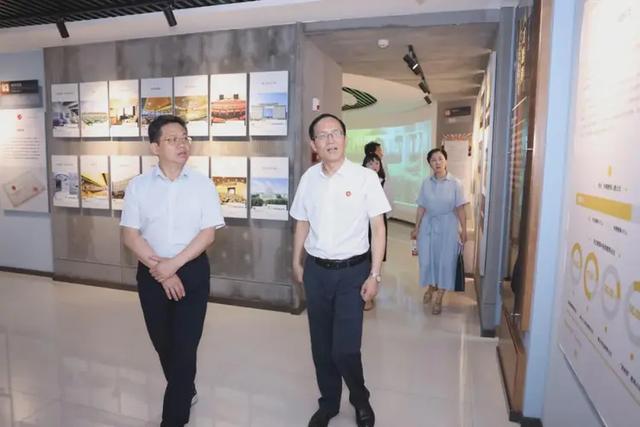 黄河科技学院向河南教育史志库捐赠史志年鉴