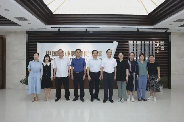 黄河科技学院向河南教育史志库捐赠史志年鉴