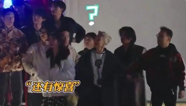 汪峰称与宁静牵手是节目需要，深夜晒出女友森林北合照：我俩好着呢！