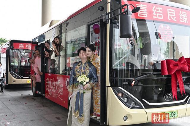 湖北一对新人租公交车当婚车