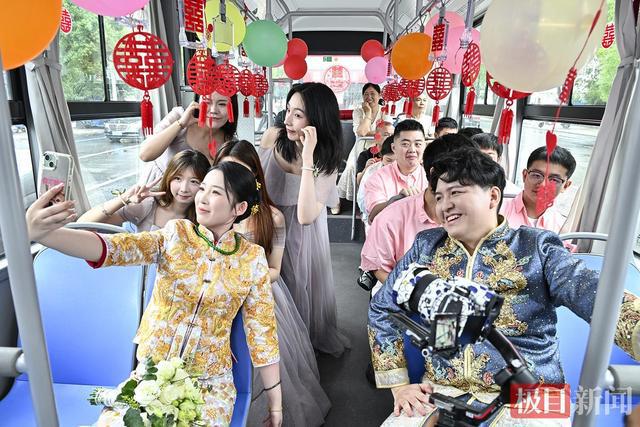 湖北一对新人租公交车当婚车