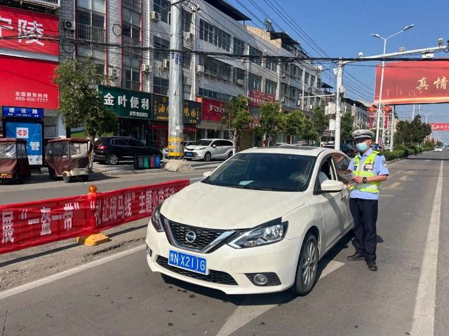 宁陵交警持续开展“一盔一带”“礼让斑马线”主题公益宣传活