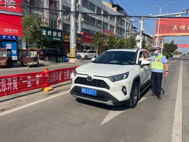 宁陵交警持续开展“一盔一带”“礼让斑马线”主题公益宣传活